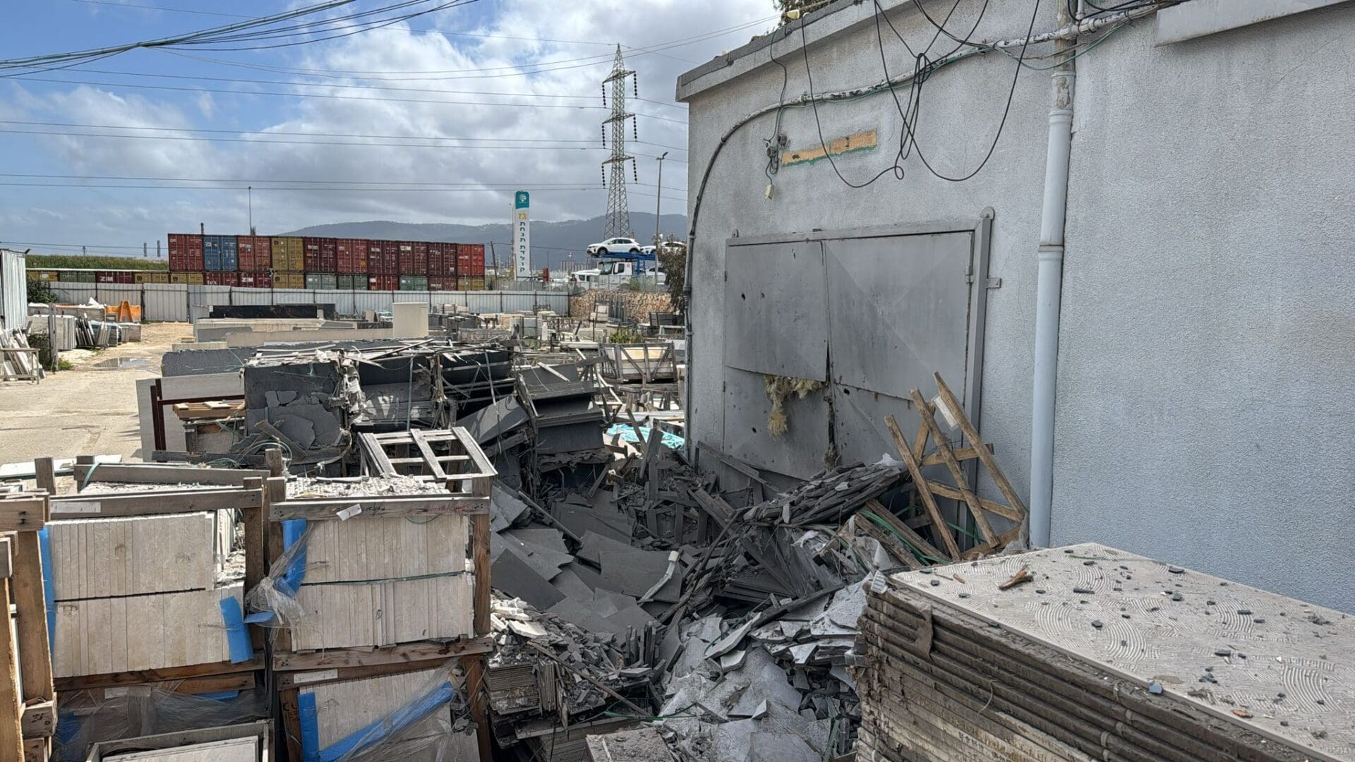 נפילת רסיסים במפעל שיש (צילום: כבאות והצלה)