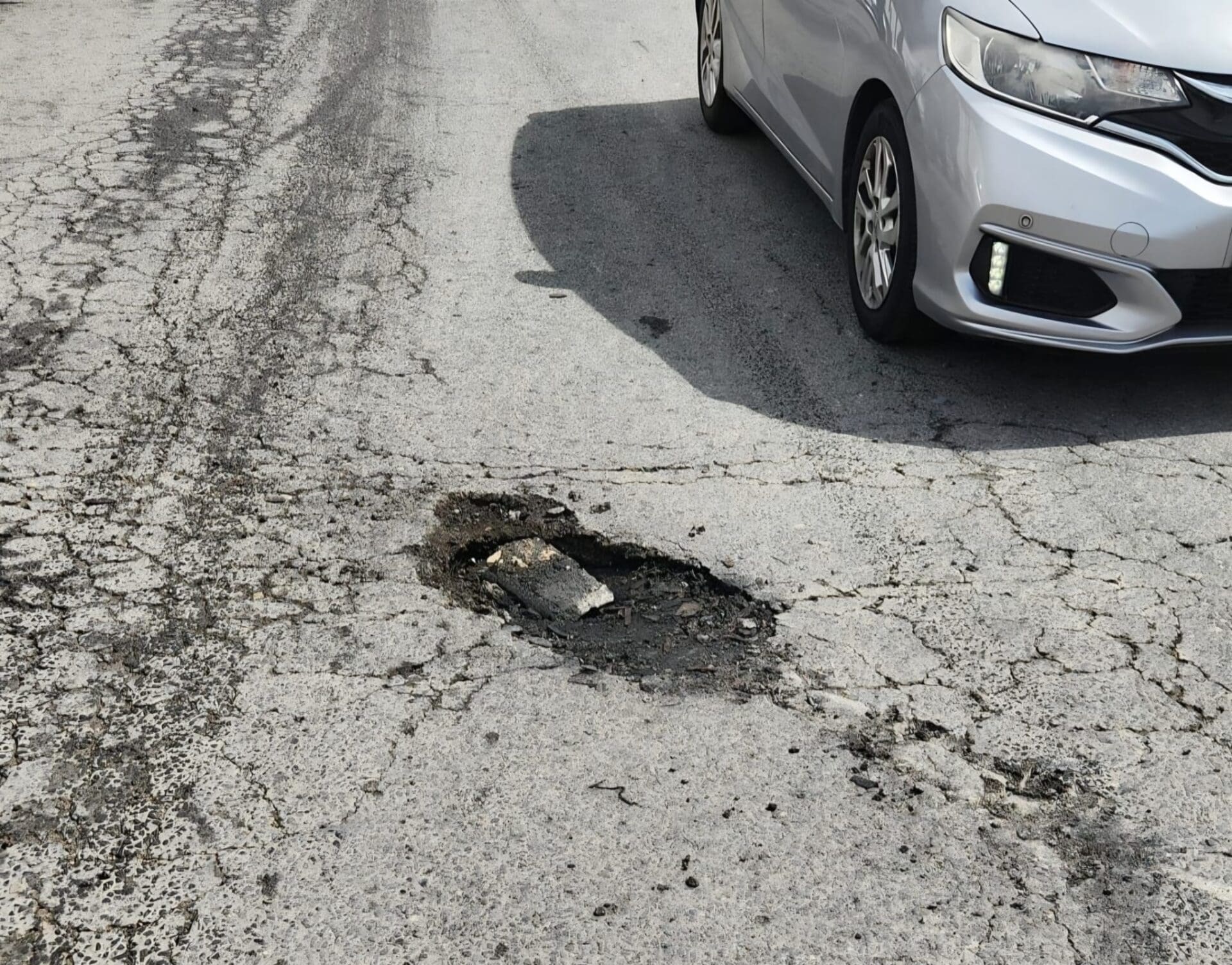 פגיעה של שברי חימוש בכביש בחיפה (צילום: עיריית חיפה)