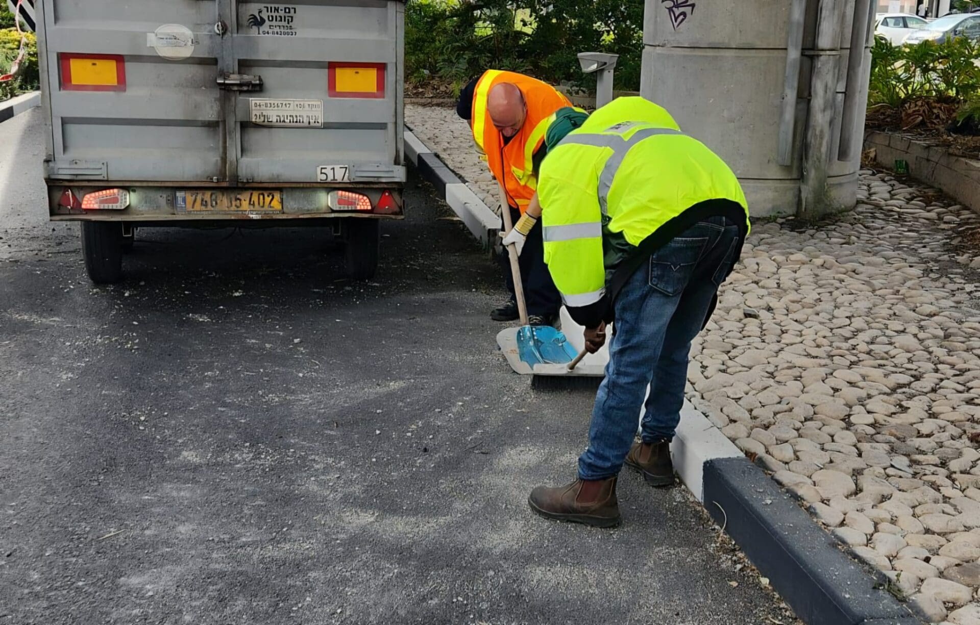 פגיעה של שברי חימוש בכביש בחיפה (צילום: עיריית חיפה)