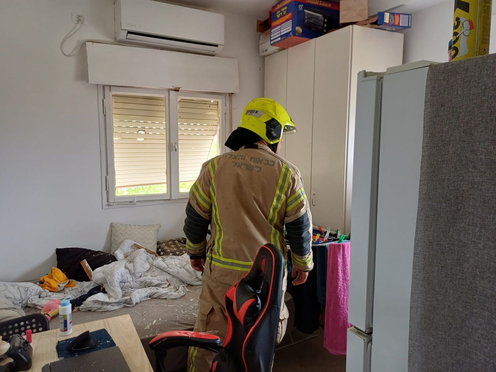פגיעת אמל"ח במבנה מגורים בחיפה (צילום: כבאות והצלה)