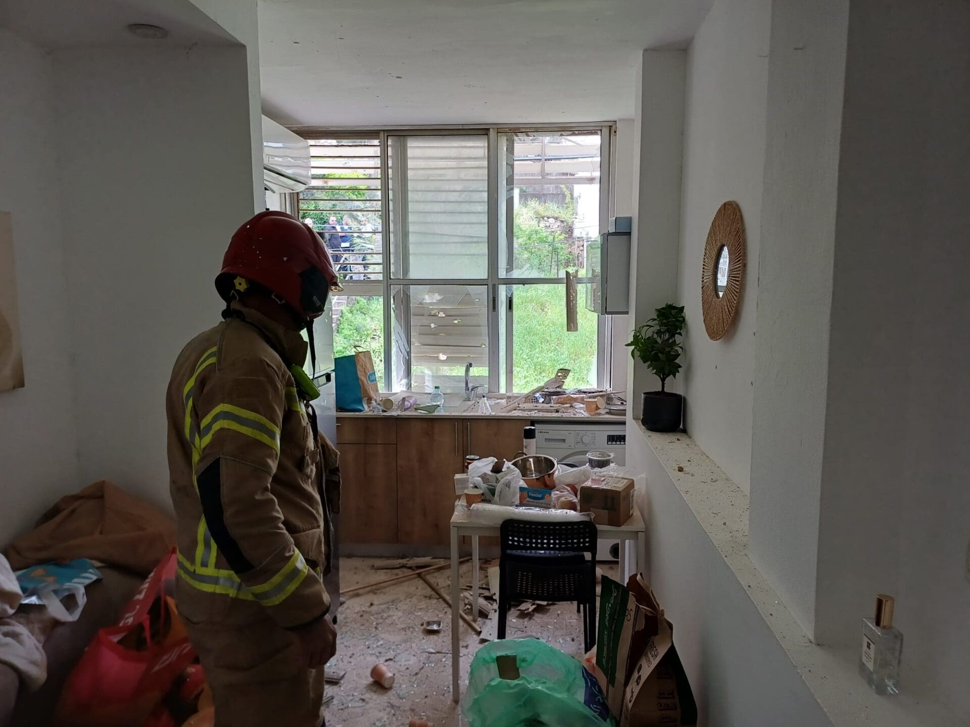 פגיעת אמל"ח במבנה מגורים בחיפה (צילום: כבאות והצלה)