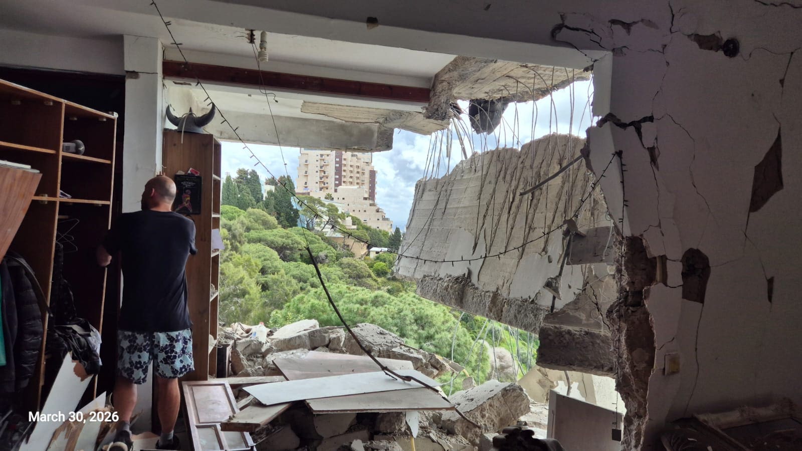 פגיעת אמל"ח במבנה מגורים בחיפה (צילום: כבאות והצלה)
