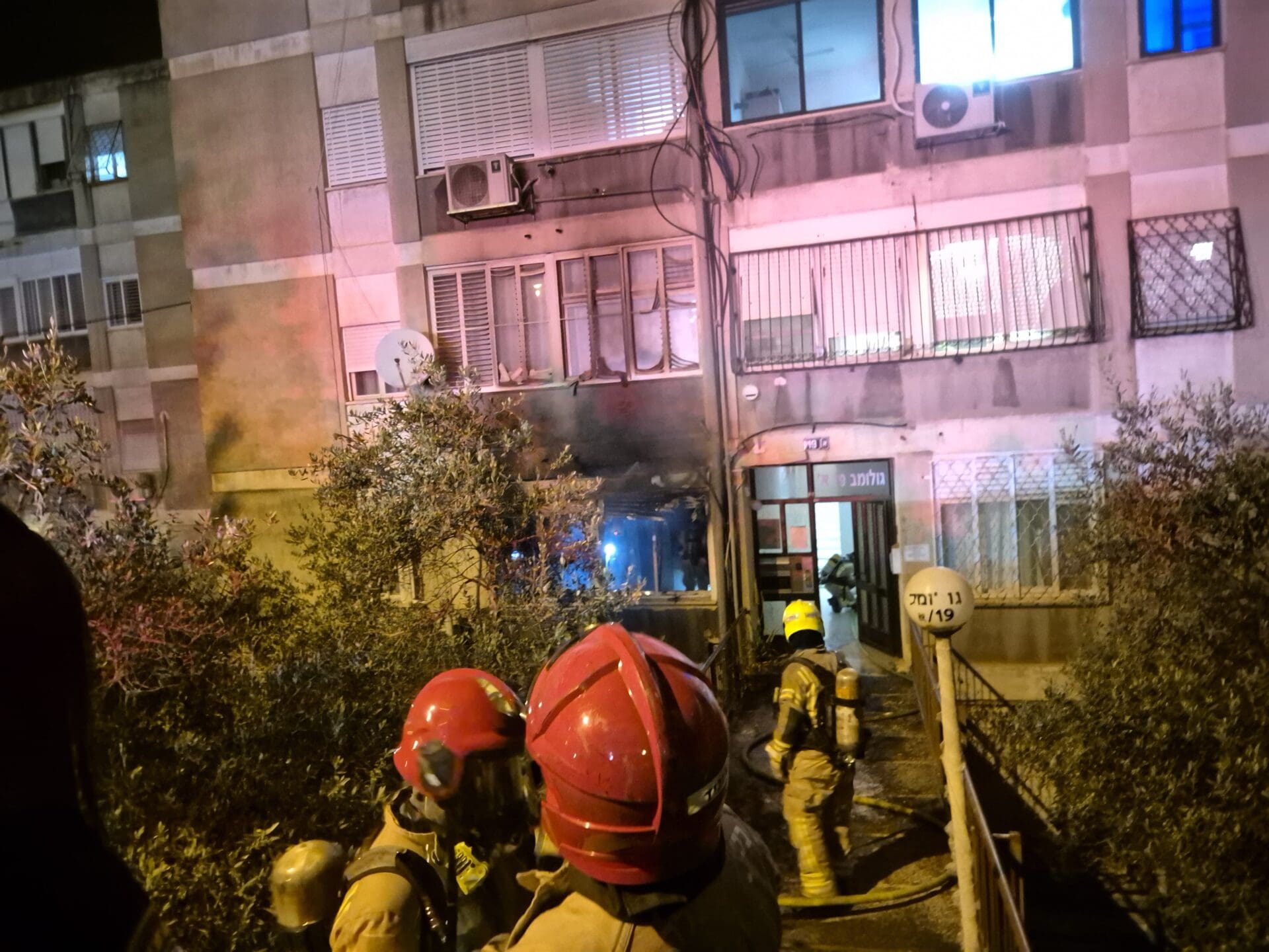 חילוץ לכודים משריפה בחיפה לפנות בוקר יום ג׳, 31/3/26 (צילום: כבאות והצלה)