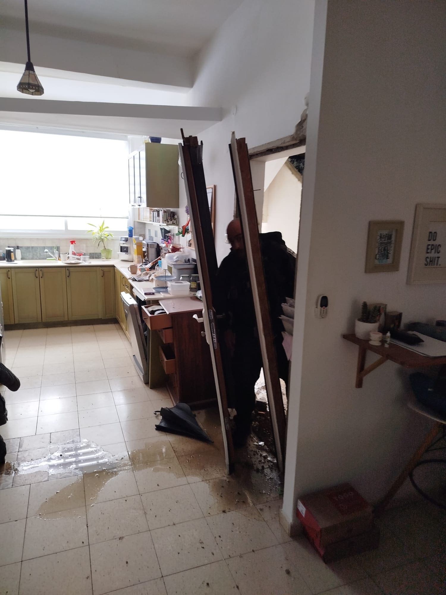 דירתו של יורי ומשפחתו לאחר הפגיעה (צילום: אלבום פרטי)