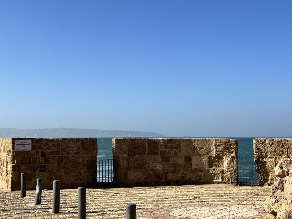 מבט על חיפה בעיניה של חומת עכו העתיקה (צילום: לילי מילת)