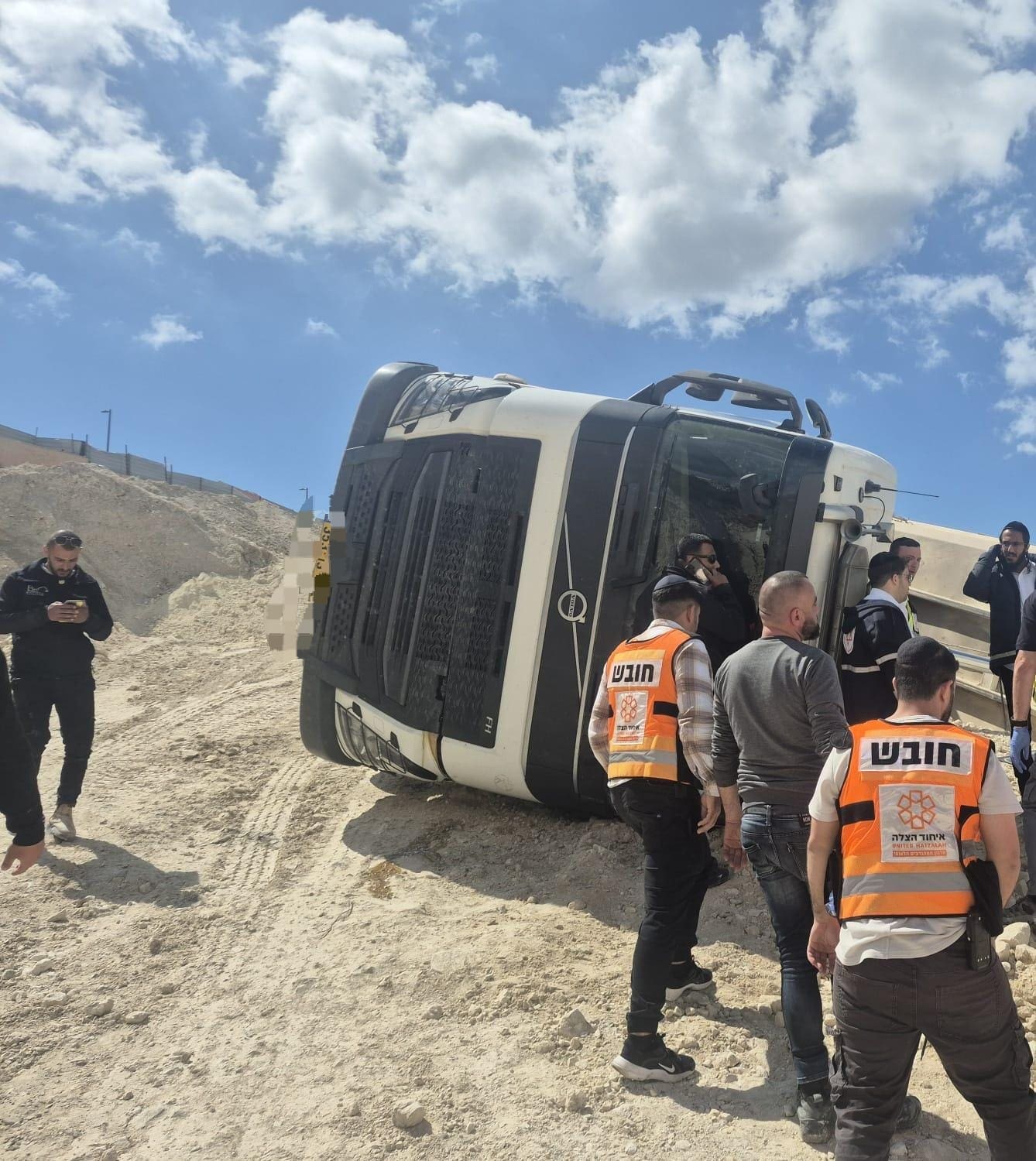 משאית שהתהפכה באתר בנייה ברכסים (צילום: איחוד הצלה)