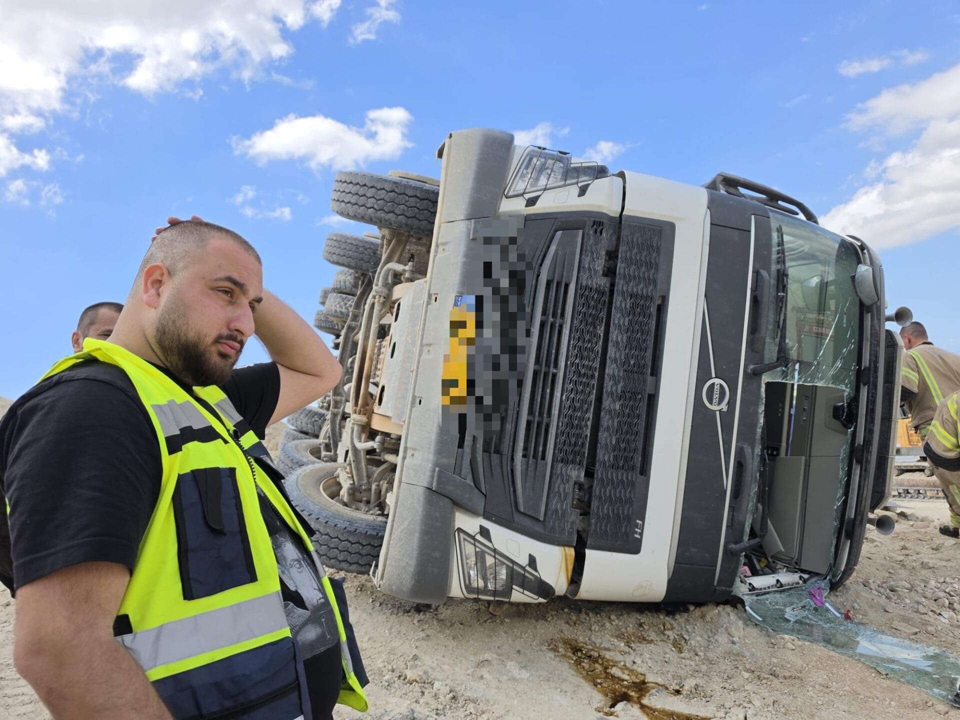 משאית שהתהפכה באתר בנייה ברכסים (צילום: כבאות והצלה)