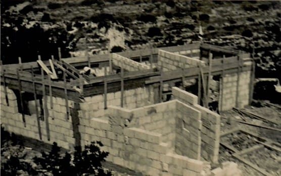 בקטע הרחוק חדר שינה וחלון גדול המשקיף למפרץ. (צילום: אילן סגל)