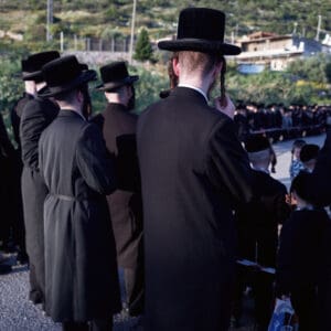 חסידות סערט ויז'ניץ, מים שלנו, נחל שיח, עין שיח, כפר סמיר, האדמו"ר מסערט ויז'ניץ, חיפה, הכנות לפסח, שאיבת מים, מנהגי עדות, זמירות, תפילה, מנחה, חג, פסח, מנהג, מסורת, מצות מצווה, מעיין, חרדים, קהילה, דתיים