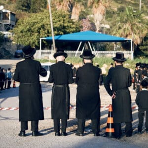 חסידות סערט ויז'ניץ, מים שלנו, נחל שיח, עין שיח, כפר סמיר, האדמו"ר מסערט ויז'ניץ, חיפה, הכנות לפסח, שאיבת מים, מנהגי עדות, זמירות, תפילה, מנחה, חג, פסח, מנהג, מסורת, מצות מצווה, מעיין, חרדים, קהילה, דתיים