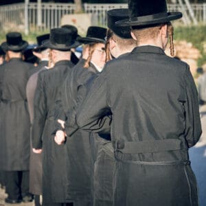 חסידות סערט ויז'ניץ, מים שלנו, נחל שיח, עין שיח, כפר סמיר, האדמו"ר מסערט ויז'ניץ, חיפה, הכנות לפסח, שאיבת מים, מנהגי עדות, זמירות, תפילה, מנחה, חג, פסח, מנהג, מסורת, מצות מצווה, מעיין, חרדים, קהילה, דתיים