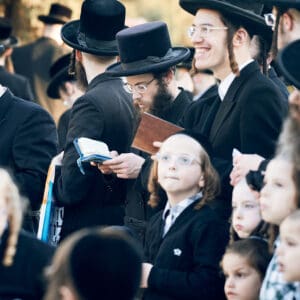 חסידות סערט ויז'ניץ, מים שלנו, נחל שיח, עין שיח, כפר סמיר, האדמו"ר מסערט ויז'ניץ, חיפה, הכנות לפסח, שאיבת מים, מנהגי עדות, זמירות, תפילה, מנחה, חג, פסח, מנהג, מסורת, מצות מצווה, מעיין, חרדים, קהילה, דתיים