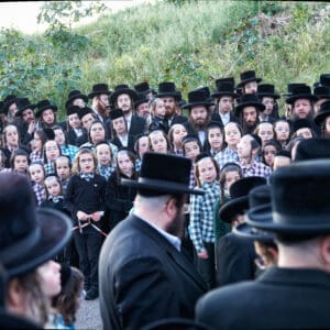 חסידות סערט ויז'ניץ, מים שלנו, נחל שיח, עין שיח, כפר סמיר, האדמו"ר מסערט ויז'ניץ, חיפה, הכנות לפסח, שאיבת מים, מנהגי עדות, זמירות, תפילה, מנחה, חג, פסח, מנהג, מסורת, מצות מצווה, מעיין, חרדים, קהילה, דתיים