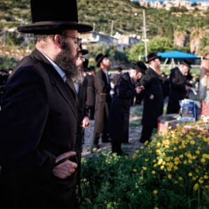 חסידות סערט ויז'ניץ, מים שלנו, נחל שיח, עין שיח, כפר סמיר, האדמו"ר מסערט ויז'ניץ, חיפה, הכנות לפסח, שאיבת מים, מנהגי עדות, זמירות, תפילה, מנחה, חג, פסח, מנהג, מסורת, מצות מצווה, מעיין, חרדים, קהילה, דתיים