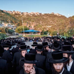 חסידות סערט ויז'ניץ, מים שלנו, נחל שיח, עין שיח, כפר סמיר, האדמו"ר מסערט ויז'ניץ, חיפה, הכנות לפסח, שאיבת מים, מנהגי עדות, זמירות, תפילה, מנחה, חג, פסח, מנהג, מסורת, מצות מצווה, מעיין, חרדים, קהילה, דתיים