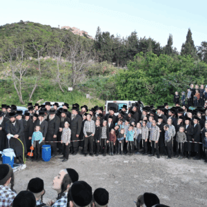 חסידות סערט ויז'ניץ, מים שלנו, נחל שיח, עין שיח, כפר סמיר, האדמו"ר מסערט ויז'ניץ, חיפה, הכנות לפסח, שאיבת מים, מנהגי עדות, זמירות, תפילה, מנחה, חג, פסח, מנהג, מסורת, מצות מצווה, מעיין, חרדים, קהילה, דתיים
