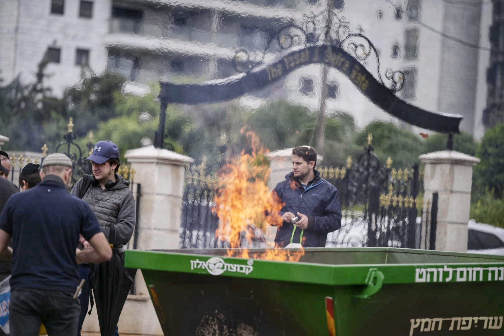 ביעור חמץ לקראת פסח ברחבי העיר חיפה (צילום: חגית אברהם)