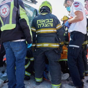 חילוץ, נהג, משאית, התהפכות, תאונה, הצלה, חירום, פינוי, פצוע, כוחות, כבאים, אמבולנס, רפואה, בטיחות, סכנה, דרכים, תעבורה, כבאות, מד״א, רכב כבד