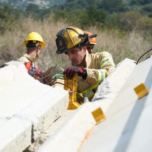 כבאים, חילוץ, הריסות, מבנה, קריסה, הצלה, חירום, פצועים, לכודים, אמבולנס, כיבוי, סכנה, אבק, הרס, ציוד, צוות, אתר, עבודה, טיפול, בטיחות, חיפוש, פינוי, גישה, תפעול, כבאי, לוחם אש