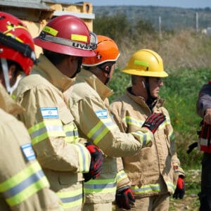 כבאים, חילוץ, הריסות, מבנה, קריסה, הצלה, חירום, פצועים, לכודים, אמבולנס, כיבוי, סכנה, אבק, הרס, ציוד, צוות, אתר, עבודה, טיפול, בטיחות, חיפוש, פינוי, גישה, תפעול, כבאי, לוחם אש