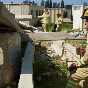 כבאים, חילוץ, הריסות, מבנה, קריסה, הצלה, חירום, פצועים, לכודים, אמבולנס, כיבוי, סכנה, אבק, הרס, ציוד, צוות, אתר, עבודה, טיפול, בטיחות, חיפוש, פינוי, גישה, תפעול, כבאי, לוחם אש