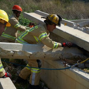 כבאים, חילוץ, הריסות, מבנה, קריסה, הצלה, חירום, פצועים, לכודים, אמבולנס, כיבוי, סכנה, אבק, הרס, ציוד, צוות, אתר, עבודה, טיפול, בטיחות, חיפוש, פינוי, גישה, תפעול, כבאי, לוחם אש