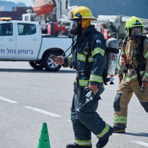 כבאים, כבאות, הצלה, לוחם, אש, חומרים, מסוכנים, כימי, פטרוכימי, טיפול, נמל, חיפה, דליפה, זיהום, הגנה, חליפות, מסכות, כיבוי, חירום, צוות, בטיחות, תעשייה, ניטור