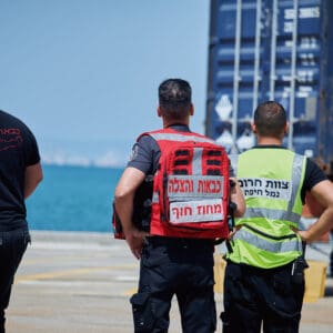 כבאים, כבאות, הצלה, לוחם, אש, חומרים, מסוכנים, כימי, פטרוכימי, טיפול, נמל, חיפה, דליפה, זיהום, הגנה, חליפות, מסכות, כיבוי, חירום, צוות, בטיחות, תעשייה, ניטור