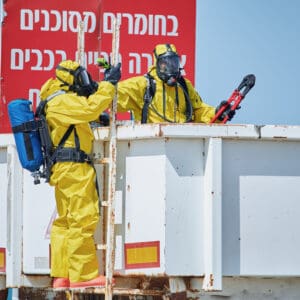 כבאים, כבאות, הצלה, לוחם, אש, חומרים, מסוכנים, כימי, פטרוכימי, טיפול, נמל, חיפה, דליפה, זיהום, הגנה, חליפות, מסכות, כיבוי, חירום, צוות, בטיחות, תעשייה, ניטור