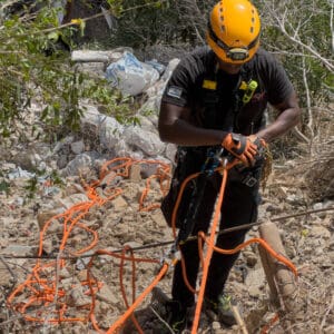 ואדי, לוחם אש, לוחמי, חילוץ, נחל, הצלה, חירום, פצועים, לכודים, מים, סלעים, שטח, גישה, ציוד, צוות, בטיחות, פינוי, טיפול, כיבוי, מסלול, טבע, סכנה