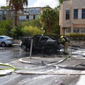 איום, אכיפה, אלימות, ביטחון, בטחון, חבלה, חקירה, משטרה, כבאי, כבאות, לוחם אש, לוחמי אש, משטרתי, פלילי, פיצוץ, פשע, פצוע, רכב, מכונית, שריפה, פלילי, הצלה, חבלן, חשוד, חקירה פלילית, טרור, חבלה, כוחות הצלה, כוחות חירום, מטען חבלה, קרימינלי, פצצה, פיגוע, מאורגן