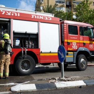 כבאי, כבאית, כבאות, כיבוי אש, שריפה, להבות, עשן, ציוד מגן, קסדה, מדים, צינור מים, מים, חום, סכנה, חירום, פעולה, הצלה, משאבת מים, זירה, פיח, צוות כיבוי, רכב כיבוי, חילוץ, חילוץ מגובה, חילוץ מרכב, חילוץ ממים, ציוד חילוץ, נשיאת פצועים, סנפלינג, מערכות נשימה, חדירה מבוקרת, חילוץ מיוחד, כבאות והצלה, מפגע, אשכול אש, חומרים מסוכנים, פריצה, סולם אש, זרנוק, הידרנט, מערכת גילוי אש, מערכת כיבוי אוטומטית, מניעת דליקות, בטיחות אש, חקירת שריפות, שיקום נזקי שריפה, מתנדב, תרגיל כיבוי, כוננות, אירוע רב נפגעים, אחראי בטיחות, הדרכה, רישוי עסקים, תקנות כיבוי אש, חדר בקרה, קצף כיבוי, שמיכת כיבוי, מטף כיבוי, עזרה ראשונה, פינוי, נקודת כינוס, קריסת מבנים, אש, כבאית, סולם, צוות, אורות, צופר, קורבן, פצוע, ריח, סירנה, קריסה, בטיחות