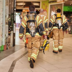 כבאי, כבאית, כבאות, כיבוי אש, שריפה, להבות, עשן, ציוד מגן, קסדה, מדים, צינור מים, מים, חום, סכנה, חירום, פעולה, הצלה, משאבת מים, זירה, פיח, צוות כיבוי, רכב כיבוי, חילוץ, חילוץ מגובה, חילוץ מרכב, חילוץ ממים, ציוד חילוץ, נשיאת פצועים, סנפלינג, מערכות נשימה, חדירה מבוקרת, חילוץ מיוחד, כבאות והצלה, מפגע, אשכול אש, חומרים מסוכנים, פריצה, סולם אש, זרנוק, הידרנט, מערכת גילוי אש, מערכת כיבוי אוטומטית, מניעת דליקות, בטיחות אש, חקירת שריפות, שיקום נזקי שריפה, מתנדב, תרגיל כיבוי, כוננות, אירוע רב נפגעים, אחראי בטיחות, הדרכה, רישוי עסקים, תקנות כיבוי אש, חדר בקרה, קצף כיבוי, שמיכת כיבוי, מטף כיבוי, עזרה ראשונה, פינוי, נקודת כינוס, קריסת מבנים, אש, כבאית, סולם, צוות, אורות, צופר, קורבן, פצוע, ריח, סירנה, קריסה, קניון, קניות