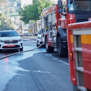 כבאי, כבאית, כבאות, כיבוי אש, שריפה, להבות, עשן, ציוד מגן, קסדה, מדים, צינור מים, מים, חום, סכנה, חירום, פעולה, הצלה, משאבת מים, זירה, פיח, צוות כיבוי, רכב כיבוי, חילוץ, חילוץ מגובה, חילוץ מרכב, חילוץ ממים, ציוד חילוץ, נשיאת פצועים, סנפלינג, מערכות נשימה, חדירה מבוקרת, חילוץ מיוחד, כבאות והצלה, מפגע, אשכול אש, חומרים מסוכנים, פריצה, סולם אש, זרנוק, הידרנט, מערכת גילוי אש, מערכת כיבוי אוטומטית, מניעת דליקות, בטיחות אש, חקירת שריפות, שיקום נזקי שריפה, מתנדב, תרגיל כיבוי, כוננות, אירוע רב נפגעים, אחראי בטיחות, הדרכה, רישוי עסקים, תקנות כיבוי אש, חדר בקרה, קצף כיבוי, שמיכת כיבוי, מטף כיבוי, עזרה ראשונה, פינוי, נקודת כינוס, קריסת מבנים, אש, כבאית, סולם, צוות, אורות, צופר, קורבן, פצוע, ריח, סירנה, קריסה, בטיחות, ניידת, משטרה