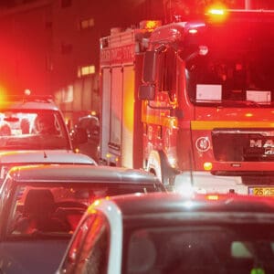 כבאי, כבאית, כבאות, כיבוי אש, שריפה, להבות, עשן, ציוד מגן, קסדה, מדים, צינור מים, מים, חום, סכנה, חירום, פעולה, הצלה, משאבת מים, זירה, פיח, צוות כיבוי, רכב כיבוי, חילוץ, חילוץ מגובה, חילוץ מרכב, חילוץ ממים, ציוד חילוץ, נשיאת פצועים, סנפלינג, מערכות נשימה, חדירה מבוקרת, חילוץ מיוחד, כבאות והצלה, מפגע, אשכול אש, חומרים מסוכנים, פריצה, סולם אש, זרנוק, הידרנט, מערכת גילוי אש, מערכת כיבוי אוטומטית, מניעת דליקות, בטיחות אש, חקירת שריפות, שיקום נזקי שריפה, מתנדב, תרגיל כיבוי, כוננות, אירוע רב נפגעים, אחראי בטיחות, הדרכה, רישוי עסקים, תקנות כיבוי אש, חדר בקרה, קצף כיבוי, שמיכת כיבוי, מטף כיבוי, עזרה ראשונה, פינוי, נקודת כינוס, קריסת מבנים, אש, כבאית, סולם, צוות, אורות, צופר, קורבן, פצוע, ריח, סירנה, קריסה, בטיחות