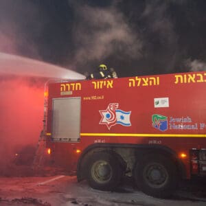 כבאי, כבאית, כבאות, כיבוי אש, שריפה, להבות, עשן, ציוד מגן, קסדה, מדים, צינור מים, מים, חום, סכנה, חירום, פעולה, הצלה, משאבת מים, זירה, פיח, צוות כיבוי, רכב כיבוי, חילוץ, חילוץ מגובה, חילוץ מרכב, חילוץ ממים, ציוד חילוץ, נשיאת פצועים, סנפלינג, מערכות נשימה, חדירה מבוקרת, חילוץ מיוחד, כבאות והצלה, מפגע, אשכול אש, חומרים מסוכנים, פריצה, סולם אש, זרנוק, הידרנט, מערכת גילוי אש, מערכת כיבוי אוטומטית, מניעת דליקות, בטיחות אש, חקירת שריפות, שיקום נזקי שריפה, מתנדב, תרגיל כיבוי, כוננות, אירוע רב נפגעים, אחראי בטיחות, הדרכה, רישוי עסקים, תקנות כיבוי אש, חדר בקרה, קצף כיבוי, שמיכת כיבוי, מטף כיבוי, עזרה ראשונה, פינוי, נקודת כינוס, קריסת מבנים, אש, כבאית, סולם, צוות, אורות, צופר, קורבן, פצוע, ריח, סירנה, קריסה, בטיחות
