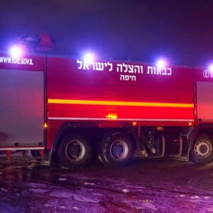 כבאי, כבאית, כבאות, כיבוי אש, שריפה, להבות, עשן, ציוד מגן, קסדה, מדים, צינור מים, מים, חום, סכנה, חירום, פעולה, הצלה, משאבת מים, זירה, פיח, צוות כיבוי, רכב כיבוי, חילוץ, חילוץ מגובה, חילוץ מרכב, חילוץ ממים, ציוד חילוץ, נשיאת פצועים, סנפלינג, מערכות נשימה, חדירה מבוקרת, חילוץ מיוחד, כבאות והצלה, מפגע, אשכול אש, חומרים מסוכנים, פריצה, סולם אש, זרנוק, הידרנט, מערכת גילוי אש, מערכת כיבוי אוטומטית, מניעת דליקות, בטיחות אש, חקירת שריפות, שיקום נזקי שריפה, מתנדב, תרגיל כיבוי, כוננות, אירוע רב נפגעים, אחראי בטיחות, הדרכה, רישוי עסקים, תקנות כיבוי אש, חדר בקרה, קצף כיבוי, שמיכת כיבוי, מטף כיבוי, עזרה ראשונה, פינוי, נקודת כינוס, קריסת מבנים, אש, כבאית, סולם, צוות, אורות, צופר, קורבן, פצוע, ריח, סירנה, קריסה, בטיחות