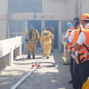 כבאי, כבאית, כבאות, כיבוי אש, שריפה, להבות, עשן, ציוד מגן, קסדה, מדים, צינור מים, מים, חום, סכנה, חירום, פעולה, הצלה, משאבת מים, זירה, פיח, צוות כיבוי, רכב כיבוי, חילוץ, חילוץ מגובה, חילוץ מרכב, חילוץ ממים, ציוד חילוץ, נשיאת פצועים, סנפלינג, מערכות נשימה, חדירה מבוקרת, חילוץ מיוחד, כבאות והצלה, מפגע, אשכול אש, חומרים מסוכנים, פריצה, סולם אש, זרנוק, הידרנט, מערכת גילוי אש, מערכת כיבוי אוטומטית, מניעת דליקות, בטיחות אש, חקירת שריפות, שיקום נזקי שריפה, מתנדב, תרגיל כיבוי, כוננות, אירוע רב נפגעים, אחראי בטיחות, הדרכה, רישוי עסקים, תקנות כיבוי אש, חדר בקרה, קצף כיבוי, שמיכת כיבוי, מטף כיבוי, עזרה ראשונה, פינוי, נקודת כינוס, קריסת מבנים, אש, כבאית, סולם, צוות, אורות, צופר, קורבן, פצוע, ריח, סירנה, קריסה, בטיחות