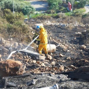 כבאי, כבאית, כבאות, כיבוי אש, שריפה, להבות, עשן, ציוד מגן, קסדה, מדים, צינור מים, מים, חום, סכנה, חירום, פעולה, הצלה, משאבת מים, זירה, פיח, צוות כיבוי, רכב כיבוי, חילוץ, חילוץ מגובה, חילוץ מרכב, חילוץ ממים, ציוד חילוץ, נשיאת פצועים, סנפלינג, מערכות נשימה, חדירה מבוקרת, חילוץ מיוחד, כבאות והצלה, מפגע, אשכול אש, חומרים מסוכנים, פריצה, סולם אש, זרנוק, הידרנט, מערכת גילוי אש, מערכת כיבוי אוטומטית, מניעת דליקות, בטיחות אש, חקירת שריפות, שיקום נזקי שריפה, מתנדב, תרגיל כיבוי, כוננות, אירוע רב נפגעים, אחראי בטיחות, הדרכה, רישוי עסקים, תקנות כיבוי אש, חדר בקרה, קצף כיבוי, שמיכת כיבוי, מטף כיבוי, עזרה ראשונה, פינוי, נקודת כינוס, קריסת מבנים, אש, כבאית, סולם, צוות, אורות, צופר, קורבן, פצוע, ריח, סירנה, קריסה, בטיחות