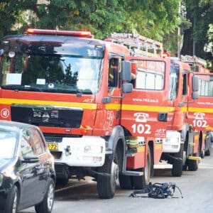 כבאי, כבאית, כבאות, כיבוי אש, שריפה, להבות, עשן, ציוד מגן, קסדה, מדים, צינור מים, מים, חום, סכנה, חירום, פעולה, הצלה, משאבת מים, זירה, פיח, צוות כיבוי, רכב כיבוי, חילוץ, חילוץ מגובה, חילוץ מרכב, חילוץ ממים, ציוד חילוץ, נשיאת פצועים, סנפלינג, מערכות נשימה, חדירה מבוקרת, חילוץ מיוחד, כבאות והצלה, מפגע, אשכול אש, חומרים מסוכנים, פריצה, סולם אש, זרנוק, הידרנט, מערכת גילוי אש, מערכת כיבוי אוטומטית, מניעת דליקות, בטיחות אש, חקירת שריפות, שיקום נזקי שריפה, מתנדב, תרגיל כיבוי, כוננות, אירוע רב נפגעים, אחראי בטיחות, הדרכה, רישוי עסקים, תקנות כיבוי אש, חדר בקרה, קצף כיבוי, שמיכת כיבוי, מטף כיבוי, עזרה ראשונה, פינוי, נקודת כינוס, קריסת מבנים, אש, כבאית, סולם, צוות, אורות, צופר, קורבן, פצוע, ריח, סירנה, קריסה, בטיחות