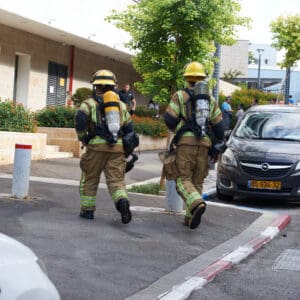 כבאי, כבאית, כבאות, כיבוי אש, שריפה, להבות, עשן, ציוד מגן, קסדה, מדים, צינור מים, מים, חום, סכנה, חירום, פעולה, הצלה, משאבת מים, זירה, פיח, צוות כיבוי, רכב כיבוי, חילוץ, חילוץ מגובה, חילוץ מרכב, חילוץ ממים, ציוד חילוץ, נשיאת פצועים, סנפלינג, מערכות נשימה, חדירה מבוקרת, חילוץ מיוחד, כבאות והצלה, מפגע, אשכול אש, חומרים מסוכנים, פריצה, סולם אש, זרנוק, הידרנט, מערכת גילוי אש, מערכת כיבוי אוטומטית, מניעת דליקות, בטיחות אש, חקירת שריפות, שיקום נזקי שריפה, מתנדב, תרגיל כיבוי, כוננות, אירוע רב נפגעים, אחראי בטיחות, הדרכה, רישוי עסקים, תקנות כיבוי אש, חדר בקרה, קצף כיבוי, שמיכת כיבוי, מטף כיבוי, עזרה ראשונה, פינוי, נקודת כינוס, קריסת מבנים, אש, כבאית, סולם, צוות, אורות, צופר, קורבן, פצוע, ריח, סירנה, קריסה, בטיחות