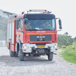 כבאי, כבאית, כבאות, כיבוי אש, שריפה, להבות, עשן, ציוד מגן, קסדה, מדים, צינור מים, מים, חום, סכנה, חירום, פעולה, הצלה, משאבת מים, זירה, פיח, צוות כיבוי, רכב כיבוי, חילוץ, חילוץ מגובה, חילוץ מרכב, חילוץ ממים, ציוד חילוץ, נשיאת פצועים, סנפלינג, מערכות נשימה, חדירה מבוקרת, חילוץ מיוחד, כבאות והצלה, מפגע, אשכול אש, חומרים מסוכנים, פריצה, סולם אש, זרנוק, הידרנט, מערכת גילוי אש, מערכת כיבוי אוטומטית, מניעת דליקות, בטיחות אש, חקירת שריפות, שיקום נזקי שריפה, מתנדב, תרגיל כיבוי, כוננות, אירוע רב נפגעים, אחראי בטיחות, הדרכה, רישוי עסקים, תקנות כיבוי אש, חדר בקרה, קצף כיבוי, שמיכת כיבוי, מטף כיבוי, עזרה ראשונה, פינוי, נקודת כינוס, קריסת מבנים, אש, כבאית, סולם, צוות, אורות, צופר, קורבן, פצוע, ריח, סירנה, קריסה, בטיחות