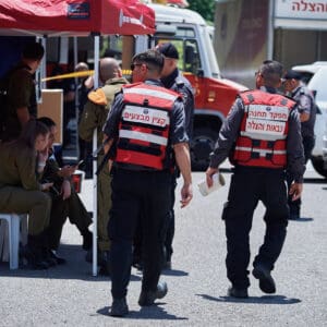 כבאי, כבאית, כבאות, כיבוי אש, שריפה, להבות, עשן, ציוד מגן, קסדה, מדים, צינור מים, מים, חום, סכנה, חירום, פעולה, הצלה, משאבת מים, זירה, פיח, צוות כיבוי, רכב כיבוי, חילוץ, חילוץ מגובה, חילוץ מרכב, חילוץ ממים, ציוד חילוץ, נשיאת פצועים, סנפלינג, מערכות נשימה, חדירה מבוקרת, חילוץ מיוחד, כבאות והצלה, מפגע, אשכול אש, חומרים מסוכנים, פריצה, סולם אש, זרנוק, הידרנט, מערכת גילוי אש, מערכת כיבוי אוטומטית, מניעת דליקות, בטיחות אש, חקירת שריפות, שיקום נזקי שריפה, מתנדב, תרגיל כיבוי, כוננות, אירוע רב נפגעים, אחראי בטיחות, הדרכה, רישוי עסקים, תקנות כיבוי אש, חדר בקרה, קצף כיבוי, שמיכת כיבוי, מטף כיבוי, עזרה ראשונה, פינוי, נקודת כינוס, קריסת מבנים, אש, כבאית, סולם, צוות, אורות, צופר, קורבן, פצוע, ריח, סירנה, קריסה, בטיחות