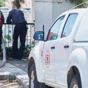 כבאי, כבאית, כבאות, כיבוי אש, שריפה, להבות, עשן, ציוד מגן, קסדה, מדים, צינור מים, מים, חום, סכנה, חירום, פעולה, הצלה, משאבת מים, זירה, פיח, צוות כיבוי, רכב כיבוי, חילוץ, חילוץ מגובה, חילוץ מרכב, חילוץ ממים, ציוד חילוץ, נשיאת פצועים, סנפלינג, מערכות נשימה, חדירה מבוקרת, חילוץ מיוחד, כבאות והצלה, מפגע, אשכול אש, חומרים מסוכנים, פריצה, סולם אש, זרנוק, הידרנט, מערכת גילוי אש, מערכת כיבוי אוטומטית, מניעת דליקות, בטיחות אש, חקירת שריפות, שיקום נזקי שריפה, מתנדב, תרגיל כיבוי, כוננות, אירוע רב נפגעים, אחראי בטיחות, הדרכה, רישוי עסקים, תקנות כיבוי אש, חדר בקרה, קצף כיבוי, שמיכת כיבוי, מטף כיבוי, עזרה ראשונה, פינוי, נקודת כינוס, קריסת מבנים, אש, כבאית, סולם, צוות, אורות, צופר, קורבן, פצוע, ריח, סירנה, קריסה, בטיחות