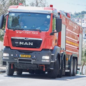 כבאי, כבאית, כבאות, כיבוי אש, שריפה, להבות, עשן, ציוד מגן, קסדה, מדים, צינור מים, מים, חום, סכנה, חירום, פעולה, הצלה, משאבת מים, זירה, פיח, צוות כיבוי, רכב כיבוי, חילוץ, חילוץ מגובה, חילוץ מרכב, חילוץ ממים, ציוד חילוץ, נשיאת פצועים, סנפלינג, מערכות נשימה, חדירה מבוקרת, חילוץ מיוחד, כבאות והצלה, מפגע, אשכול אש, חומרים מסוכנים, פריצה, סולם אש, זרנוק, הידרנט, מערכת גילוי אש, מערכת כיבוי אוטומטית, מניעת דליקות, בטיחות אש, חקירת שריפות, שיקום נזקי שריפה, מתנדב, תרגיל כיבוי, כוננות, אירוע רב נפגעים, אחראי בטיחות, הדרכה, רישוי עסקים, תקנות כיבוי אש, חדר בקרה, קצף כיבוי, שמיכת כיבוי, מטף כיבוי, עזרה ראשונה, פינוי, נקודת כינוס, קריסת מבנים, אש, כבאית, סולם, צוות, אורות, צופר, קורבן, פצוע, ריח, סירנה, קריסה, בטיחות