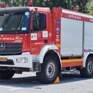 כבאי, כבאית, כבאות, כיבוי אש, שריפה, להבות, עשן, ציוד מגן, קסדה, מדים, צינור מים, מים, חום, סכנה, חירום, פעולה, הצלה, משאבת מים, זירה, פיח, צוות כיבוי, רכב כיבוי, חילוץ, חילוץ מגובה, חילוץ מרכב, חילוץ ממים, ציוד חילוץ, נשיאת פצועים, סנפלינג, מערכות נשימה, חדירה מבוקרת, חילוץ מיוחד, כבאות והצלה, מפגע, אשכול אש, חומרים מסוכנים, פריצה, סולם אש, זרנוק, הידרנט, מערכת גילוי אש, מערכת כיבוי אוטומטית, מניעת דליקות, בטיחות אש, חקירת שריפות, שיקום נזקי שריפה, מתנדב, תרגיל כיבוי, כוננות, אירוע רב נפגעים, אחראי בטיחות, הדרכה, רישוי עסקים, תקנות כיבוי אש, חדר בקרה, קצף כיבוי, שמיכת כיבוי, מטף כיבוי, עזרה ראשונה, פינוי, נקודת כינוס, קריסת מבנים, אש, כבאית, סולם, צוות, אורות, צופר, קורבן, פצוע, ריח, סירנה, קריסה, בטיחות