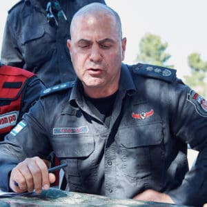כבאות, הצלה, מפקד, טפסר, קצין, כבאי, הנהגה, בטיחות, חירום, שירות, אש, חילוץ, אחריות, מקצועיות, סמכות, ארגון, ציבורי, מדים