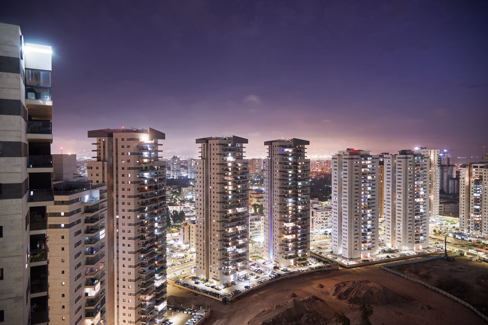 מגדלי מגורים חדשים בקריית מוצקין (צילום: שרון לייבל)