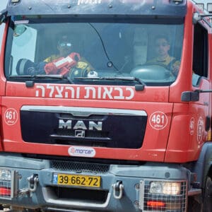 כיבוי, לוחם אש, כבאי, כבאית, כבאות, כיבוי אש, שריפה, להבות, עשן, ציוד מגן, קסדה, מדים, צינור מים, מים, חום, סכנה, חירום, פעולה, הצלה, משאבת מים, זירה, פיח, צוות כיבוי, רכב כיבוי, חילוץ, חילוץ מגובה, חילוץ מרכב, חילוץ ממים, ציוד חילוץ, נשיאת פצועים, סנפלינג, מערכות נשימה, חדירה מבוקרת, חילוץ מיוחד, כבאות והצלה, מפגע, אשכול אש, חומרים מסוכנים, פריצה, סולם אש, זרנוק, הידרנט, מערכת גילוי אש, מערכת כיבוי אוטומטית, מניעת דליקות, בטיחות אש, חקירת שריפות, שיקום נזקי שריפה, מתנדב, תרגיל כיבוי, כוננות, אירוע רב נפגעים, אחראי בטיחות, הדרכה, רישוי עסקים, תקנות כיבוי אש, חדר בקרה, קצף כיבוי, שמיכת כיבוי, מטף כיבוי, עזרה ראשונה, פינוי, נקודת כינוס, קריסת מבנים, אש, כבאית, סולם, צוות, אורות, צופר, קורבן, פצוע, ריח, סירנה, קריסה, בטיחות, מטה אשר, גליל מערבי, עכו, נהריה