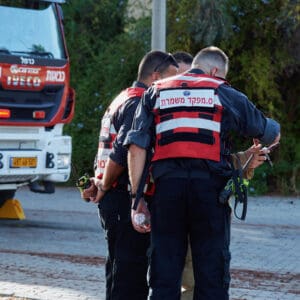 כבאי, כבאית, כבאות, כיבוי אש, שריפה, להבות, עשן, ציוד מגן, קסדה, מדים, צינור מים, מים, חום, סכנה, חירום, פעולה, הצלה, משאבת מים, זירה, פיח, צוות כיבוי, רכב כיבוי, חילוץ, חילוץ מגובה, חילוץ מרכב, חילוץ ממים, ציוד חילוץ, נשיאת פצועים, סנפלינג, מערכות נשימה, חדירה מבוקרת, חילוץ מיוחד, כבאות והצלה, מפגע, אשכול אש, חומרים מסוכנים, פריצה, סולם אש, זרנוק, הידרנט, מערכת גילוי אש, מערכת כיבוי אוטומטית, מניעת דליקות, בטיחות אש, חקירת שריפות, שיקום נזקי שריפה, מתנדב, תרגיל כיבוי, כוננות, אירוע רב נפגעים, אחראי בטיחות, הדרכה, רישוי עסקים, תקנות כיבוי אש, חדר בקרה, קצף כיבוי, שמיכת כיבוי, מטף כיבוי, עזרה ראשונה, פינוי, נקודת כינוס, קריסת מבנים, אש, כבאית, סולם, צוות, אורות, צופר, קורבן, פצוע, ריח, סירנה, קריסה, בטיחות, שטח פתוח, שדה ויער, שטחים פתוחים